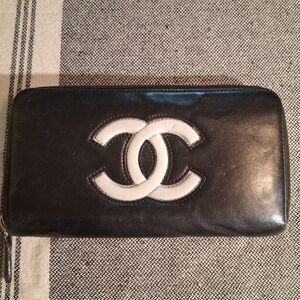 CHANEL Black and White Zipper Wallet